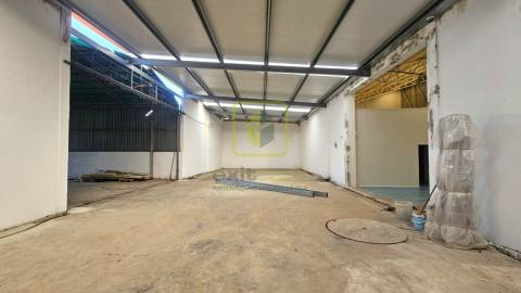 Armazém e Unidade Industrial