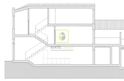 Moradia com Terraço e Logradouro