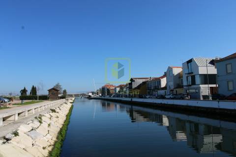 Moradia com Terraço e Logradouro
