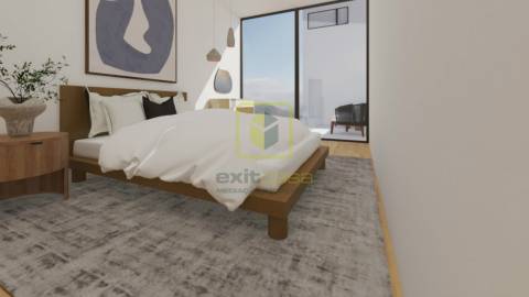 Moradia com Terraço e Logradouro