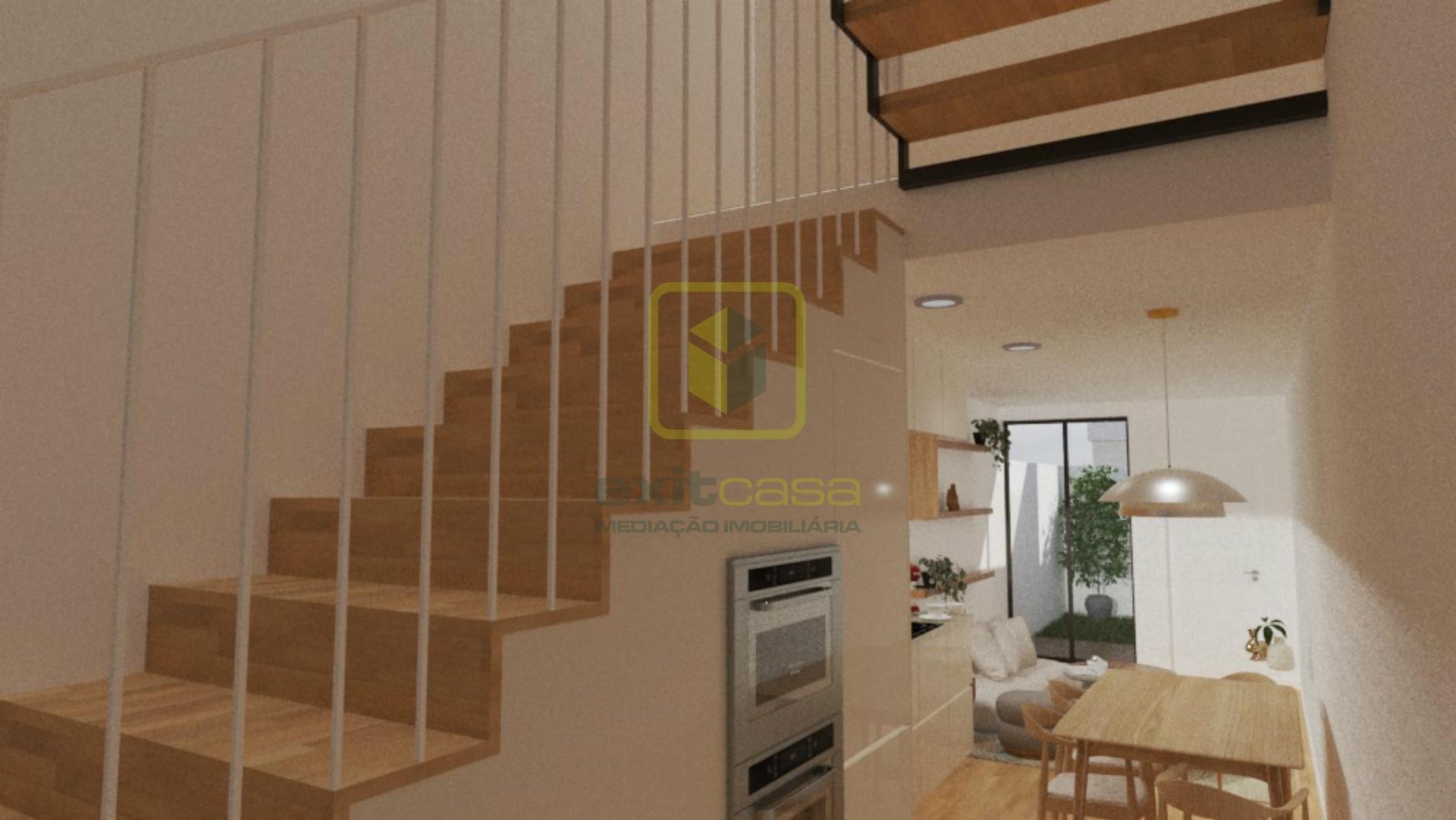 Moradia com Terraço e Logradouro