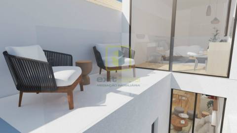 Moradia com Terraço e Logradouro