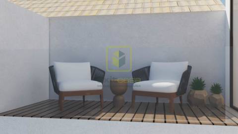 Moradia com Terraço e Logradouro