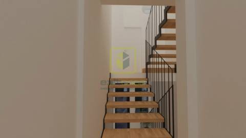 Moradia com Terraço e Logradouro