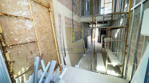 Moradia com Terraço e Logradouro