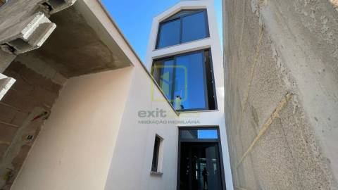 Moradia com Terraço e Logradouro