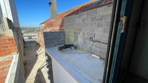 Moradia com Terraço e Logradouro