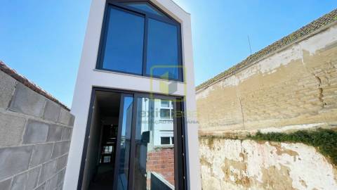 Moradia com Terraço e Logradouro