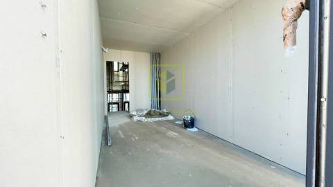 Moradia com Terraço e Logradouro