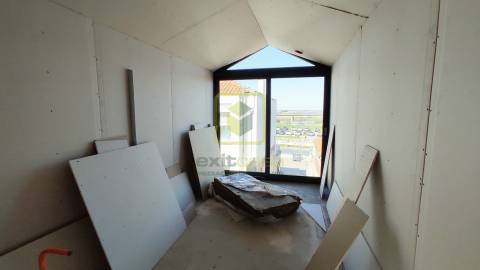 Moradia com Terraço e Logradouro