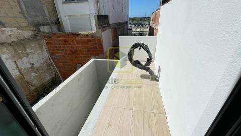 Moradia com Terraço e Logradouro