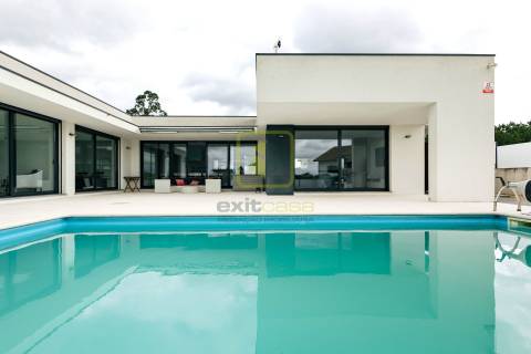 Moradia T4 de Arquitetura Moderna na Tocha