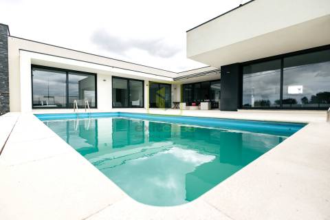 Moradia T4 de Arquitetura Moderna na Tocha