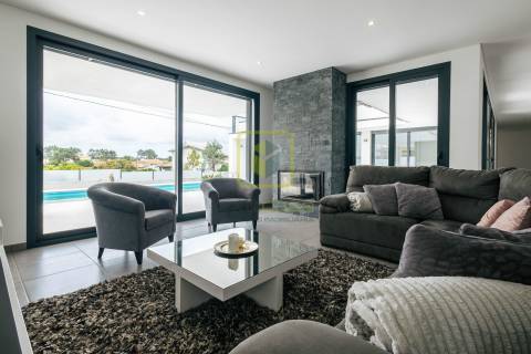 Moradia T4 de Arquitetura Moderna na Tocha