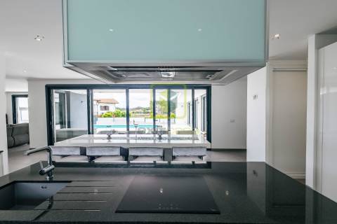 Moradia T4 de Arquitetura Moderna na Tocha