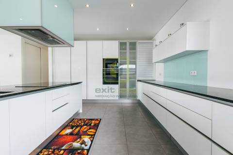 Moradia T4 de Arquitetura Moderna na Tocha