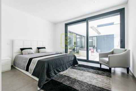 Moradia T4 de Arquitetura Moderna na Tocha