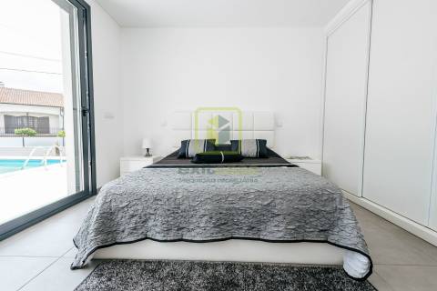 Moradia T4 de Arquitetura Moderna na Tocha