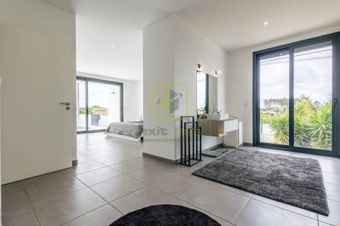 Moradia T4 de Arquitetura Moderna na Tocha