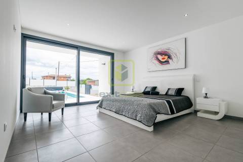 Moradia T4 de Arquitetura Moderna na Tocha