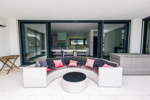 Moradia T4 de Arquitetura Moderna na Tocha