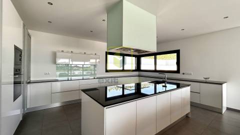 Moradia T4 de Arquitetura Moderna na Tocha