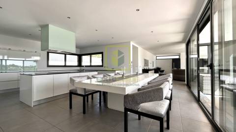 Moradia T4 de Arquitetura Moderna na Tocha