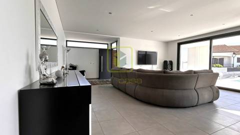 Moradia T4 de Arquitetura Moderna na Tocha