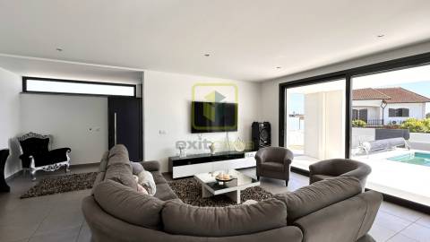 Moradia T4 de Arquitetura Moderna na Tocha