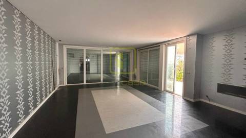 Moradia T4 a poucos passos da praia