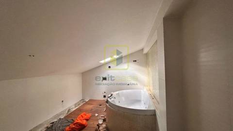 Moradia T4 a poucos passos da praia