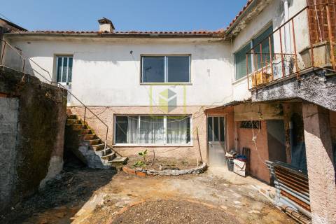 Moradia T4 com terreno para construção