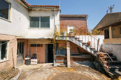 Moradia T4 com terreno para construção