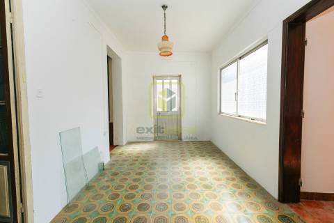 Moradia T4 com terreno para construção