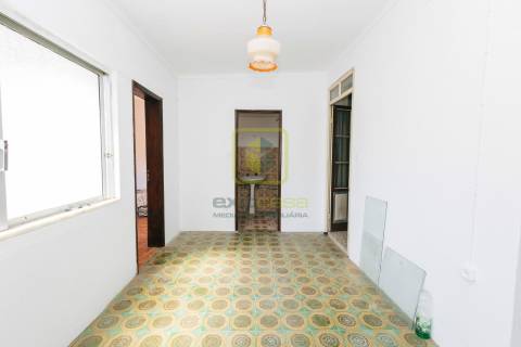 Moradia T4 com terreno para construção