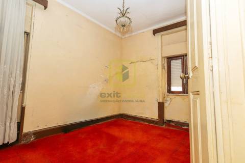 Moradia T4 com terreno para construção