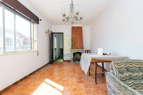 Moradia T4 com terreno para construção