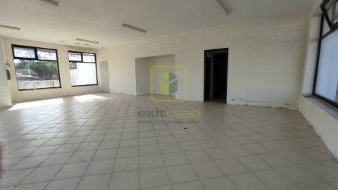 Loja para Arrendamento em Soza