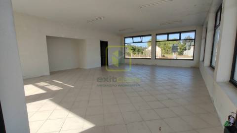 Loja para Arrendamento em Soza