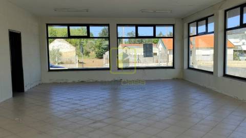 Loja para Arrendamento em Soza