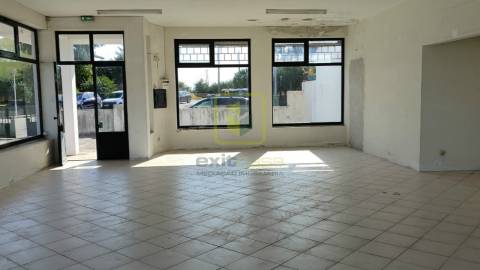 Loja para Arrendamento em Soza