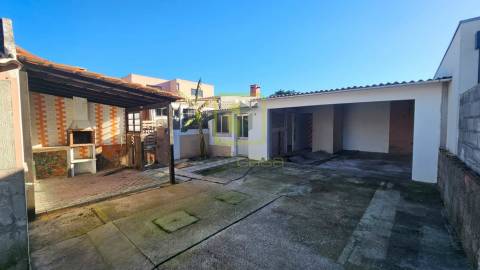 Moradia Térrea a Poucos Minutos da Praia