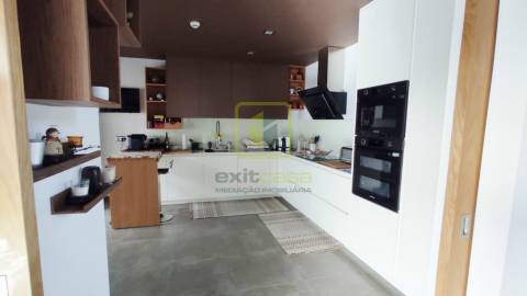 Propriedade de Luxo com Piscina e Amplo Terreno Privativo