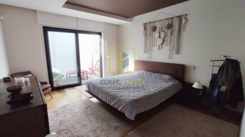 Propriedade de Luxo com Piscina e Amplo Terreno Privativo