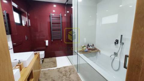 Propriedade de Luxo com Piscina e Amplo Terreno Privativo