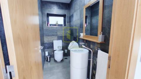 Propriedade de Luxo com Piscina e Amplo Terreno Privativo