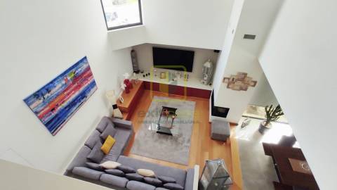 Propriedade de Luxo com Piscina e Amplo Terreno Privativo