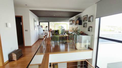 Propriedade de Luxo com Piscina e Amplo Terreno Privativo