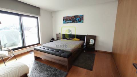 Propriedade de Luxo com Piscina e Amplo Terreno Privativo