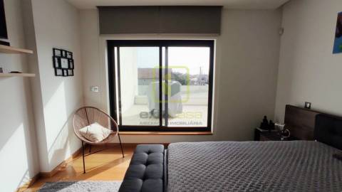 Propriedade de Luxo com Piscina e Amplo Terreno Privativo